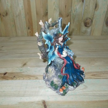 ΝΕΡΑΪΔΑ ΣΕ ΘΡΟΝΟ