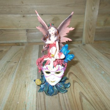 ΝΕΡΑΙΔΑ ΜΕ ΜΑΣΚΑ