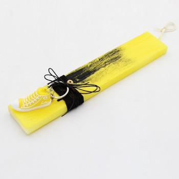 ΛΑΜΠΑΔΑ ΜΕ ΚΙΤΡΙΝΟ ΑΘΛΗΤΙΚΟ ΠΑΠΟΥΤΣΙ