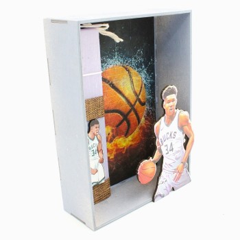 ΛΑΜΠΑΔΑ ΣΕ ΚΟΥΤΙ ΜΕ ΦΙΓΟΥΡΑ ΤΟΥ ADETOKUNBO