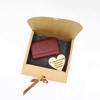 ΔΩΡΟ ΜΕ ΓΥΝΑΙΚΕΙΟ ΠΟΡΤΟΦΟΛΙ