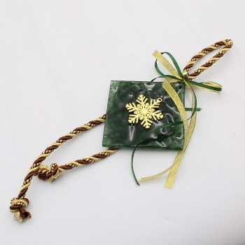 ΧΙΟΝΟΝΙΦΑΔΑ ΣΕ ΠΡΑΣΙΝΗ ΒΑΣΗ