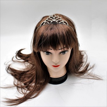 ΤΙΑΡΑ ΝΥΦΗΣ ΜΕ ΣΤΡΑΣ