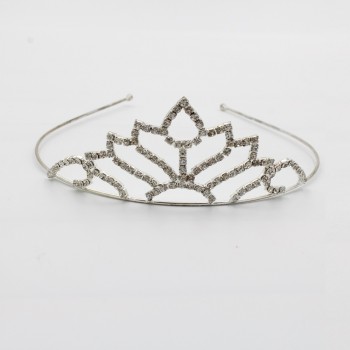 ΤΙΑΡΑ ΝΥΦΗΣ ΜΕ ΣΤΡΑΣ