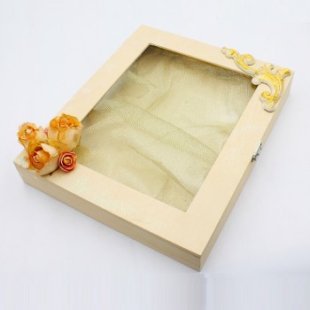 ΞΥΛΙΝΗ ΣΤΕΦΑΝΟΘΗΚΗ ΜΕ ΛΟΥΛΟΥΔΙΑ