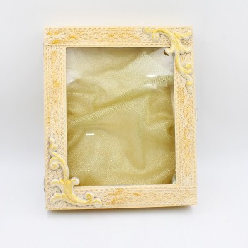 ΞΥΛΙΝΗ ΣΤΕΦΑΝΟΘΗΚΗ ΜΕ ΔΙΑΚΟΣΜΗΤΙΚΑ