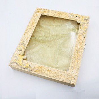 ΞΥΛΙΝΗ ΣΤΕΦΑΝΟΘΗΚΗ ΜΕ ΔΙΑΚΟΣΜΗΤΙΚΑ