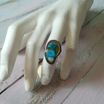 ΔΑΧΤΥΛΙΔΙ ΜΕ ΗΜΙΠΟΛΥΤΙΜΕΣ ΠΕΤΡΕΣ