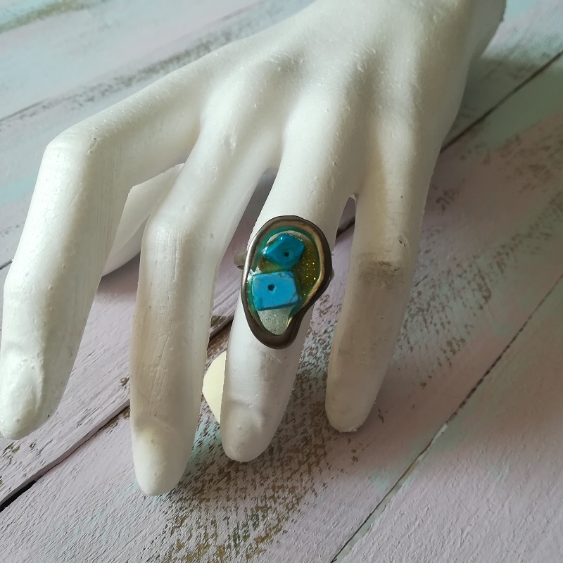 ΔΑΧΤΥΛΙΔΙ ΜΕ ΗΜΙΠΟΛΥΤΙΜΕΣ ΠΕΤΡΕΣ