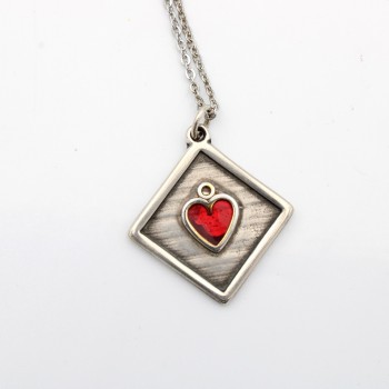 ΚΟΣΜΗΜΑ ΛΑΙΜΟΥ ΚΟΚΚΙΝΗ ΚΑΡΔΙΑ
