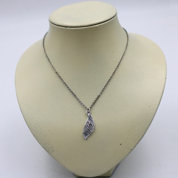 ΚΟΣΜΗΜΑ ΛΑΙΜΟΥ ΣΕ ΑΤΣΑΛΙΝΗ ΑΛΥΣΙΔΑ